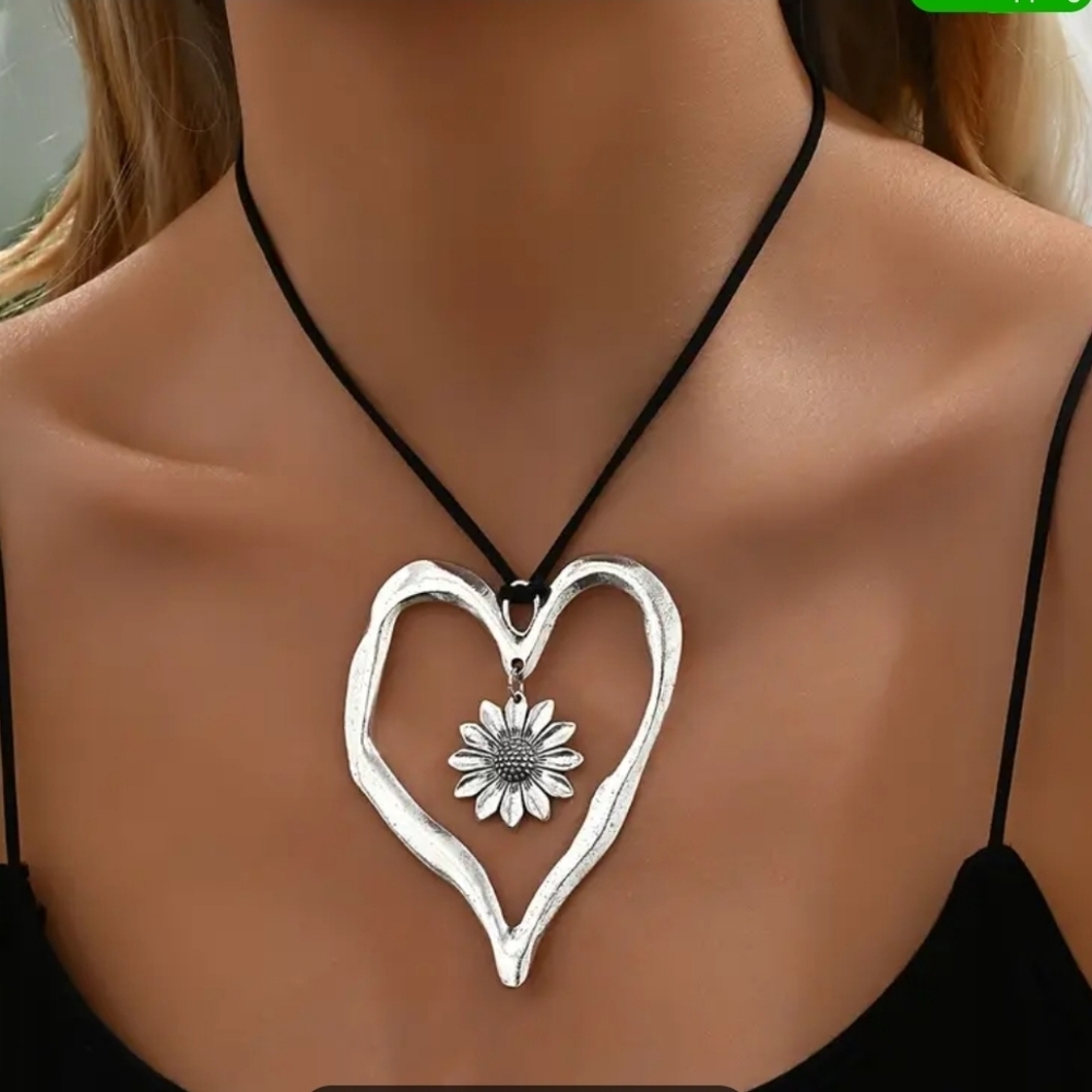 🆕️🌻 SILVER-TONE HEART SUNFLOWER NECKLACE🌻